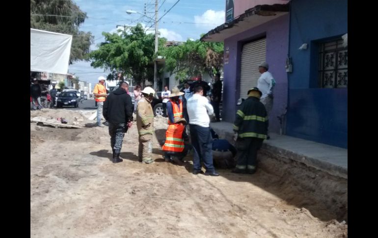 Al parecer, un operador de una excavadora no se percata de la malla amarilla que indica la existencia de tubos domésticos de gas. EL INFORMADOR /