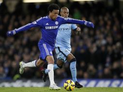 Loic Remy (i), quien marca el único tanto del Chelsea, disputa la pelota con el brasileño Fernandinho (d). AFP / I. Kington