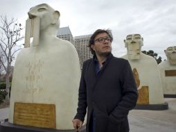 José Rivelino posa con sus esculturas monumentales en Ruocco Park. EFE / D. Maung