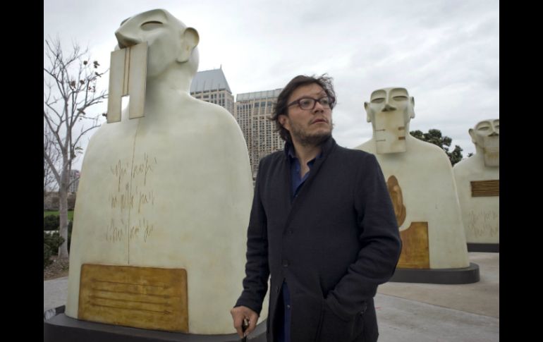 José Rivelino posa con sus esculturas monumentales en Ruocco Park. EFE / D. Maung
