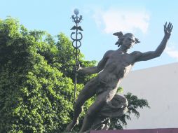 La magna escultura a la puerta de la Cámara Nacional de Comercio (Canaco) de Guadalajara, es obra de Juan José. EL INFORMADOR /