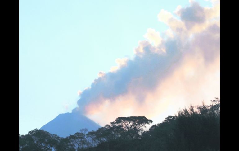 Un imponente a fumarola del volcán vista desde el lecho mismo de la laguna la María.. EL INFORMADOR /