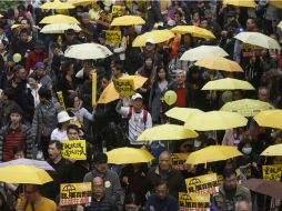 Unas 13 mil personas salieron a las calles agitando paraguas amarillos, símbolo de su movimiento. AP / K. Cheung