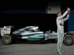 Nico Rosberg se toma una 'selfie' en la presentación del auto. AFP / J. Guerrero