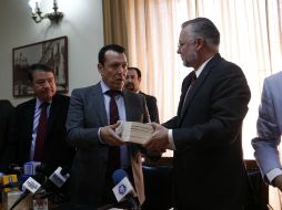 Trinidad Padilla (d) recibió el documento de manos de López Lara. EL INFORMADOR / A. Hernández
