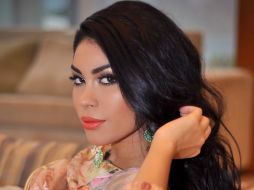 Hayalla primero abraza a la ganadora pero momentos después le arranca la corona y la tira al piso. INSTAGRAM / sheislanehayalla