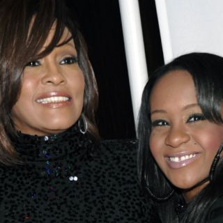Hija de Whitney Houston aún está inconsciente