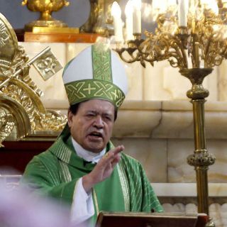 Norberto Rivera reza por víctimas de explosión en Cuajimalpa