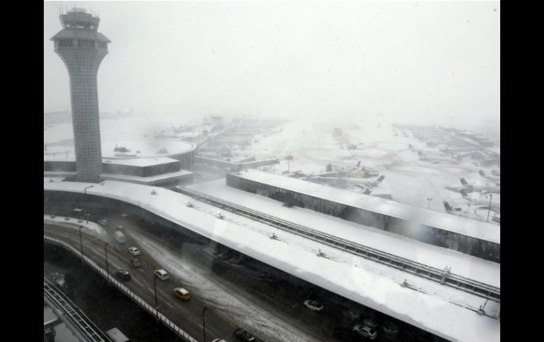 Los aeroplanos aterrizan sobre la nieve en el Aeropuerto Internacional O'Hare de Chicago. AP / N. Y. Huh