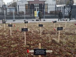 Activistas en Kiev colocan 30 cruces con nombres de civiles asesinados por los separatistas frente a la embajada rusa. AFP / S. Supinsky