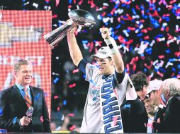 Tom Brady, quarterback de Nueva Inglaterra sostiene el Trofeo Vince Lombardi, que lo acredita como campeón de la NFL.  /