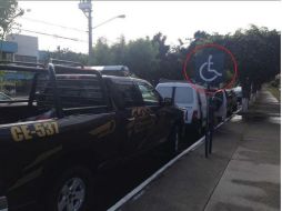 Usuario de Twitter dijo que había más espacios pero optaron por ese lugar por ser el más cercano a un puesto de tacos. TWITTER / @RoVillalpando