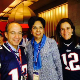 Felipe Calderón presume en Twitter foto del Super Bowl