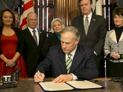 El gobernador de Texas, Greg Abbott, fue el encargado de darle dicho honor al fallecido francotirador. AP / R. Barrera