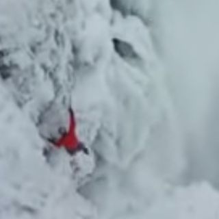 Alpinista logra escalar por primera vez las cataratas del Niágara congeladas