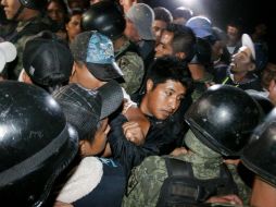 Tras el forcejeo, las personas logran avanzar hacia Petaquillas para apoyar a los pobladores sin mayor conflicto. AFP / J. Guerrero