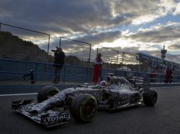 La escudería volverá a usar el azul y morado cuando inicie la temporada. AP / M. Morenatti