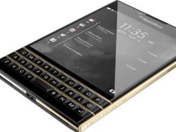 El celular cuenta con una pantalla: Full HD táctil de 4.5 pulgadas. ESPECIAL / global.blackberry