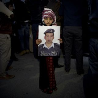 El rey Abdalá cancela su visita a EU tras el asesinato del piloto jordano