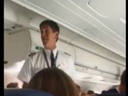 El momento fue captado en video por uno de los pasajeros el capitán explica la situación e intenta tranquilizar a los viajeros. YOUTUBE / Curry Russell