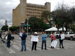 Los manifestante acusan a inspectores tapatíos de haberles cobrado 300 mil pesos para dejarlos vender sin molestarlos. EL INFORMADOR / V. Meléndez