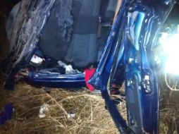 El vehículo Volkswagen Pointer azul que cayó al barranco tenía placas de Durango. ESPECIAL /