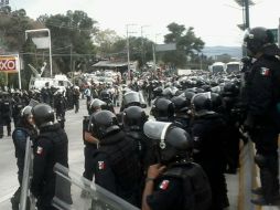 Después de una hora de bloqueo, la Policía Federal llega para dialogar con ellos y pedirles que abran la vialidad. SUN / ARCHIVO