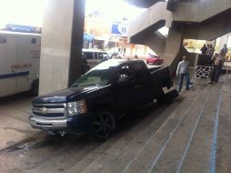 Cerca de las 11:30 horas una camioneta se impactó contra las escaleras y una columna del Estadio Jalisco. ESPECIAL /