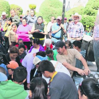 Ante la negativa de Liconsa de comprar lo pactado, lecheros regalan 400 mil litros