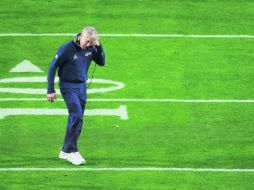 Pete Carroll se retira del terreno de juego tras dejar escapar el título en la última jugada del Super Bowl ante los Patriotas. AFP / M. Ehrmann