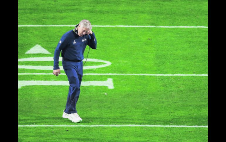 Pete Carroll se retira del terreno de juego tras dejar escapar el título en la última jugada del Super Bowl ante los Patriotas. AFP / M. Ehrmann
