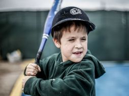 El niño  Leonardo Molina en una caja de bateo del Royal Club Bugambilias. EL INFORMADOR / A. Hernández