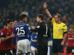 El árbitro Sascha Stegeman decide expulsarlo debido a que Huntelaar no tenía opción alguna de llegar al balón. FACEBOOK / S04