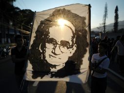 Romero, llamado la 'voz de los sin voz', denunció las violaciones de derechos humanos y se pronunció contra la represión. AFP / ARCHIVO