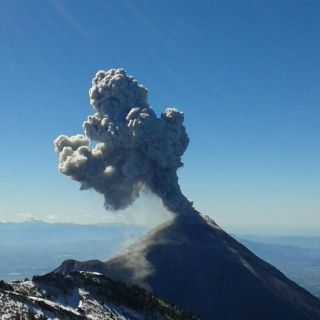 Volcán de Colima emite exhalación de mil 800 metros