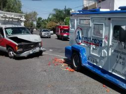 En el lugar quedaron regados los jitomates que transportaban en la camioneta. EL INFORMADOR /