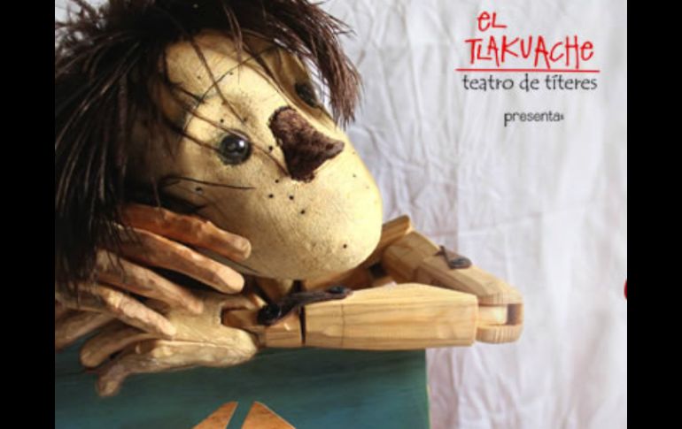 Durante la obra se intercambian roles entre actores y marionetas. FACEBOOK / tlakuache.teatrodetiteres