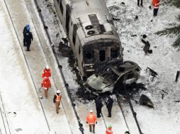 Los daños mayores se concentraron en el primer vagón, que se incendió por el impacto, al igual que el vehículo que causó el accidente. AP / F. Becerra