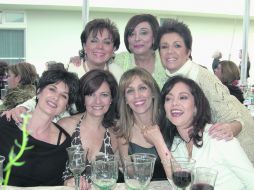 Sonrientes. Paty Cabrera, Gracielita Pulido, Irene Dueñas, Margarita Cabrera y la Baby con dos amigas. EL INFORMADOR / ARCHIVO