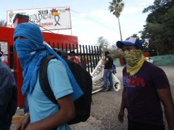Los normalistas fueron dispersados por 100 policías antimotines. SUN / J. Ríos