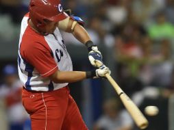 Roel Santos dio el batazo para la victoria cubana en la décima entrada. AFP / P. Richards