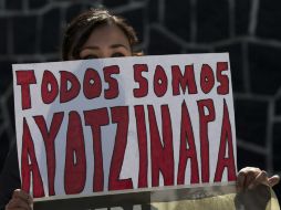 Familiares de los normalistas desaparecidos y estudiantes de la Normal de Ayotzinapa inician su marcha sobre la Autopista del Sol. EL INFORMADOR / ARCHIVO