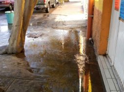 Miles de litros de agua potable se vertieron durante horas a la red de alcantarillado en la colonia Del Fresno. EL INFORMADOR / I. De Loza