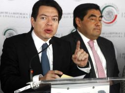 Mario Delgado muestra la invitación de la Comisión Especial para que comparezca junto a Marcelo Ebrard a las 17:00 horas. SUN / ARCHIVO