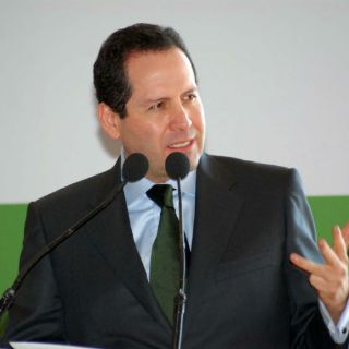 Eruviel Ávila anuncia reducción de sueldo a funcionarios