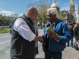 Alfaro plantó varias rosas blancas frente al Palacio Municipal. EL INFORMADOR / F. Atilano
