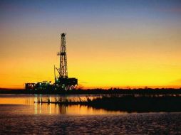 La debilidad del dólar y mejores perspectivas de crecimiento en Europa favorecen el alza del petróleo. EFE / ARCHIVO