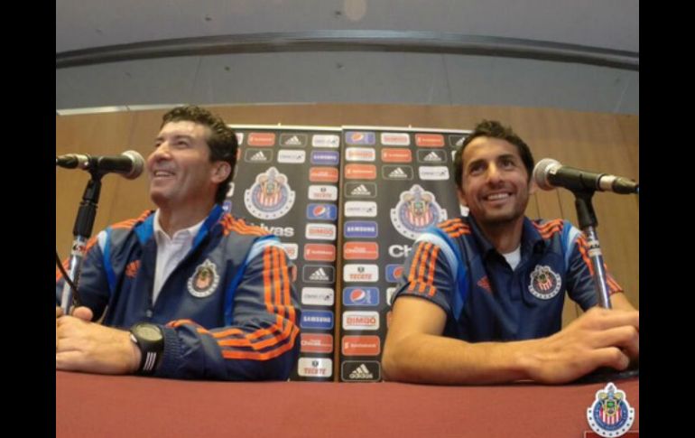 El técnico del Rebaño, 'Chepo' de la Torre (izq.), junto al arquero rojiblanco, Luis Michel, atendieron ayer a la prensa en Torreón. TWITTER / @chivas