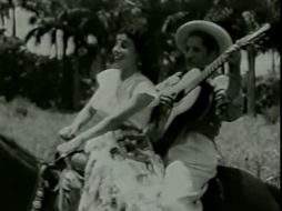 Formó un famoso dúo con su esposo Lázaro Reutilio, con quien interpretó canciones como 'Qué viva changó'. YOUTUBE / TROPICALISMO