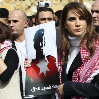 Reina de Jordania marcha en solidaridad con piloto ejecutado